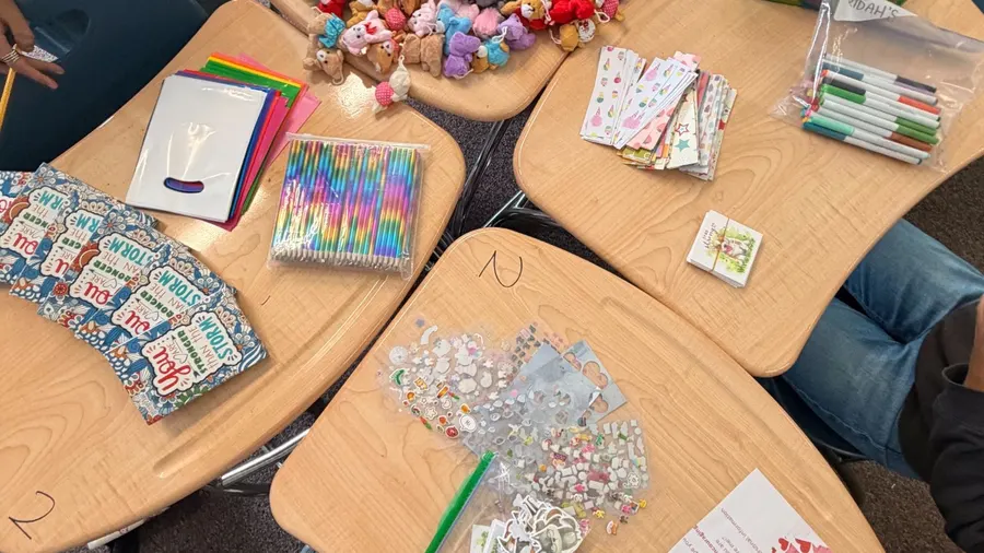 Cards, markers, and beads laid out on the desks at the Del Norte event